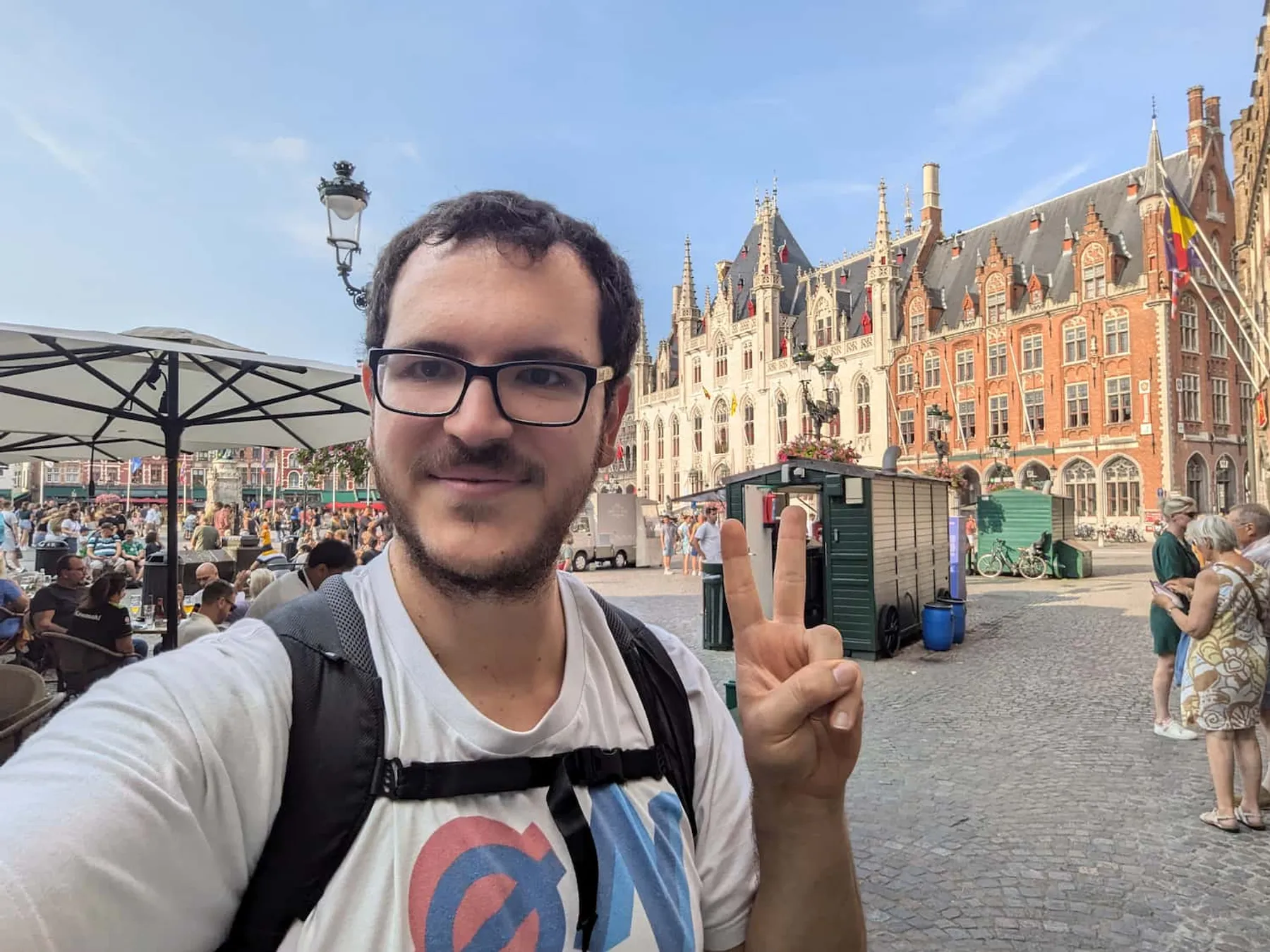 Victory selfie after completing the checkpoint in Bruges' Grand-Place (and a street lamp coming out of my head)