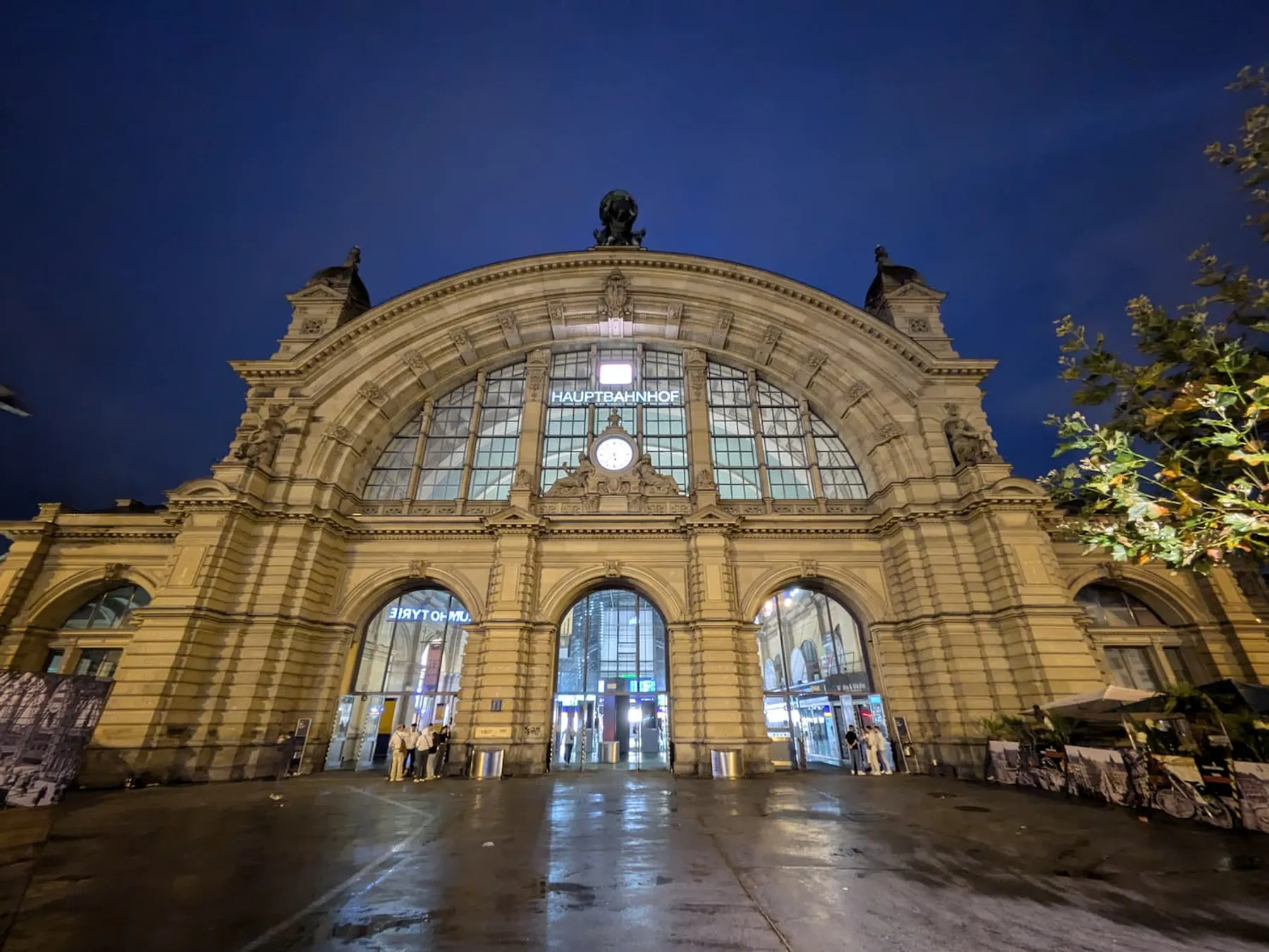 Frankfurt (Main) Hauptbahnhof at 5:37 in the morning... you gotta
get there early to beat the crowds, they say!